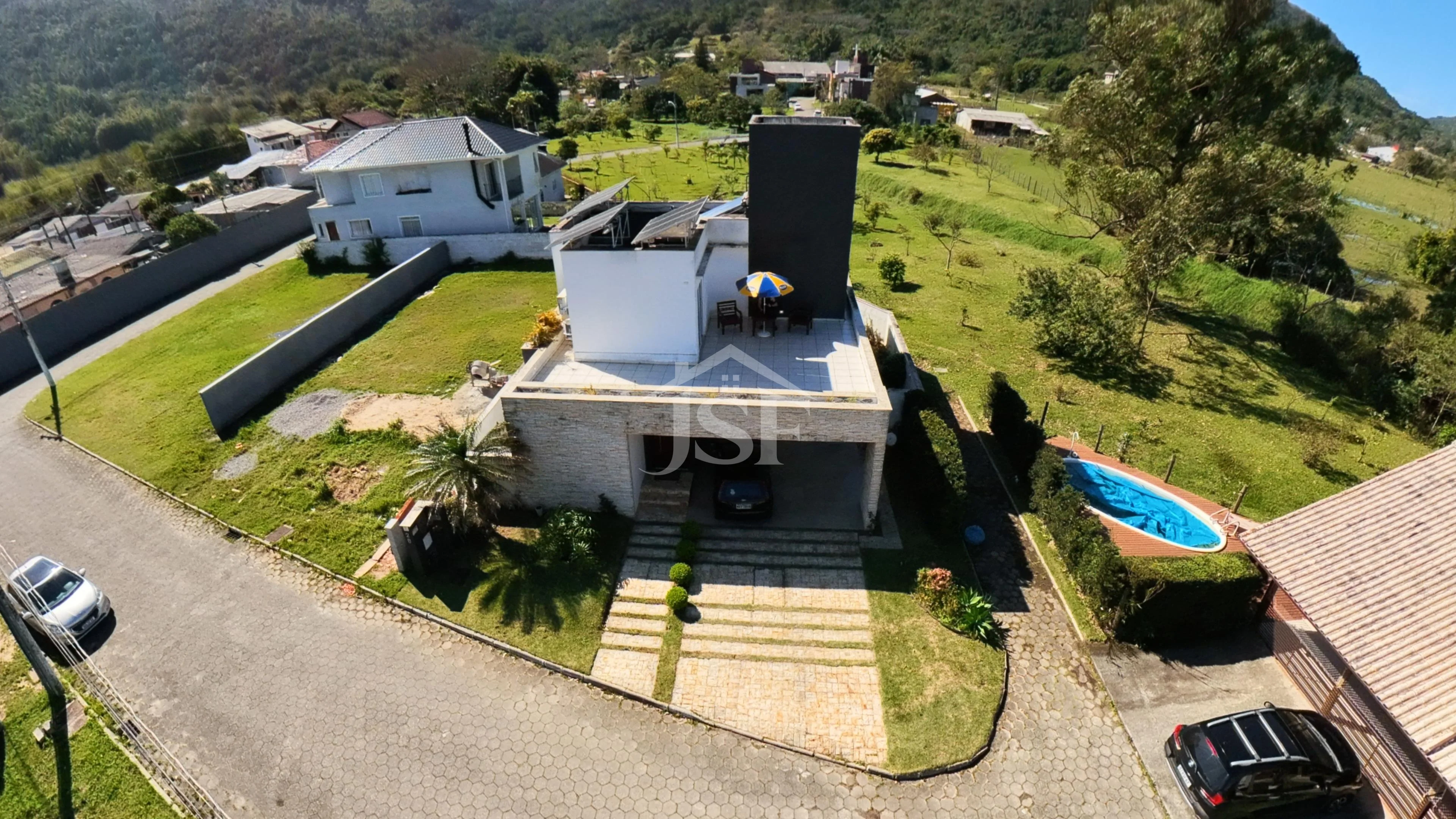 Casa de Alto Padrão com Piscina, Suítes e Vista Livre para Pomar e Fazenda | Norte da Ilha