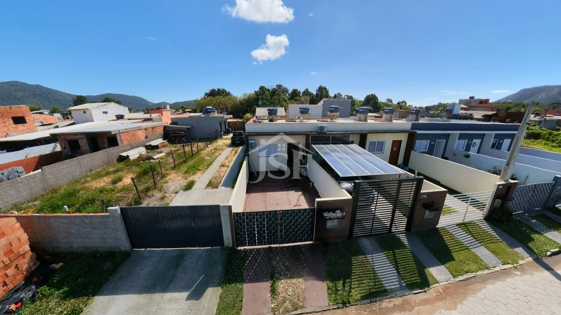 Casa Mobiliada com 2 Dormitórios e Acesso à Trilha para a Praia