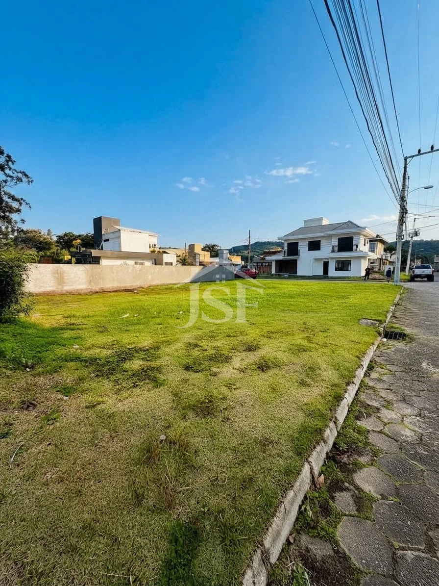 Terrain d'angle à vendre dans un domaine fermé | Vargem Grande